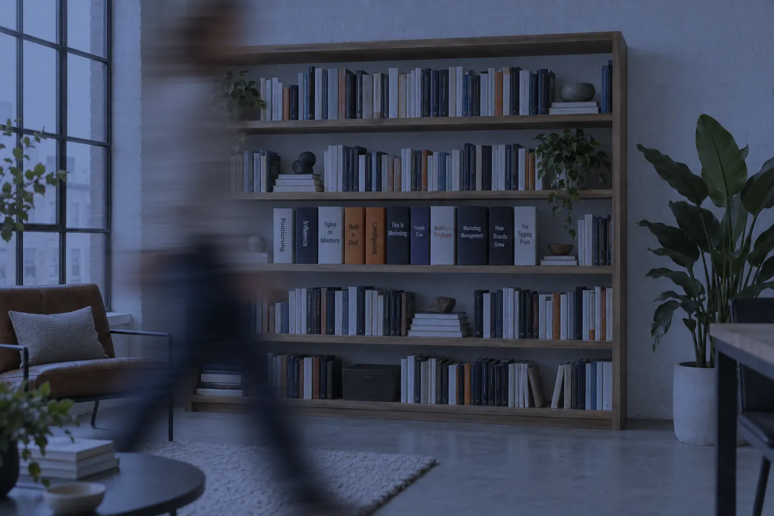 Bücherregal mit Marketing-Klassikern wie Positioning, Influence, Ogilvy on Advertising und How Brands Grow, davor geht eine Person verwischt vorbei (KI-generiertes Bild)