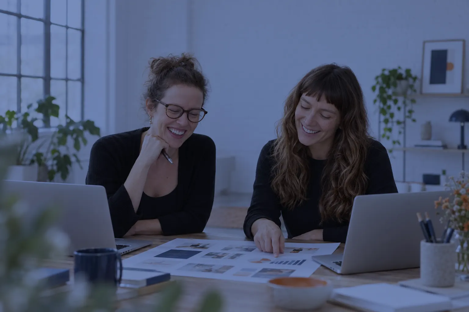 Michaela Heidler und Monika Schliffenbacher besprechen eine Kampagnenauswertung (KI-generiertes Bild)