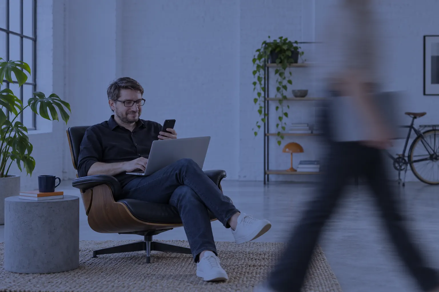 Jeremias Burger plant Social-Media-Beiträge mit Laptop und Smartphone (KI-generiertes Bild)