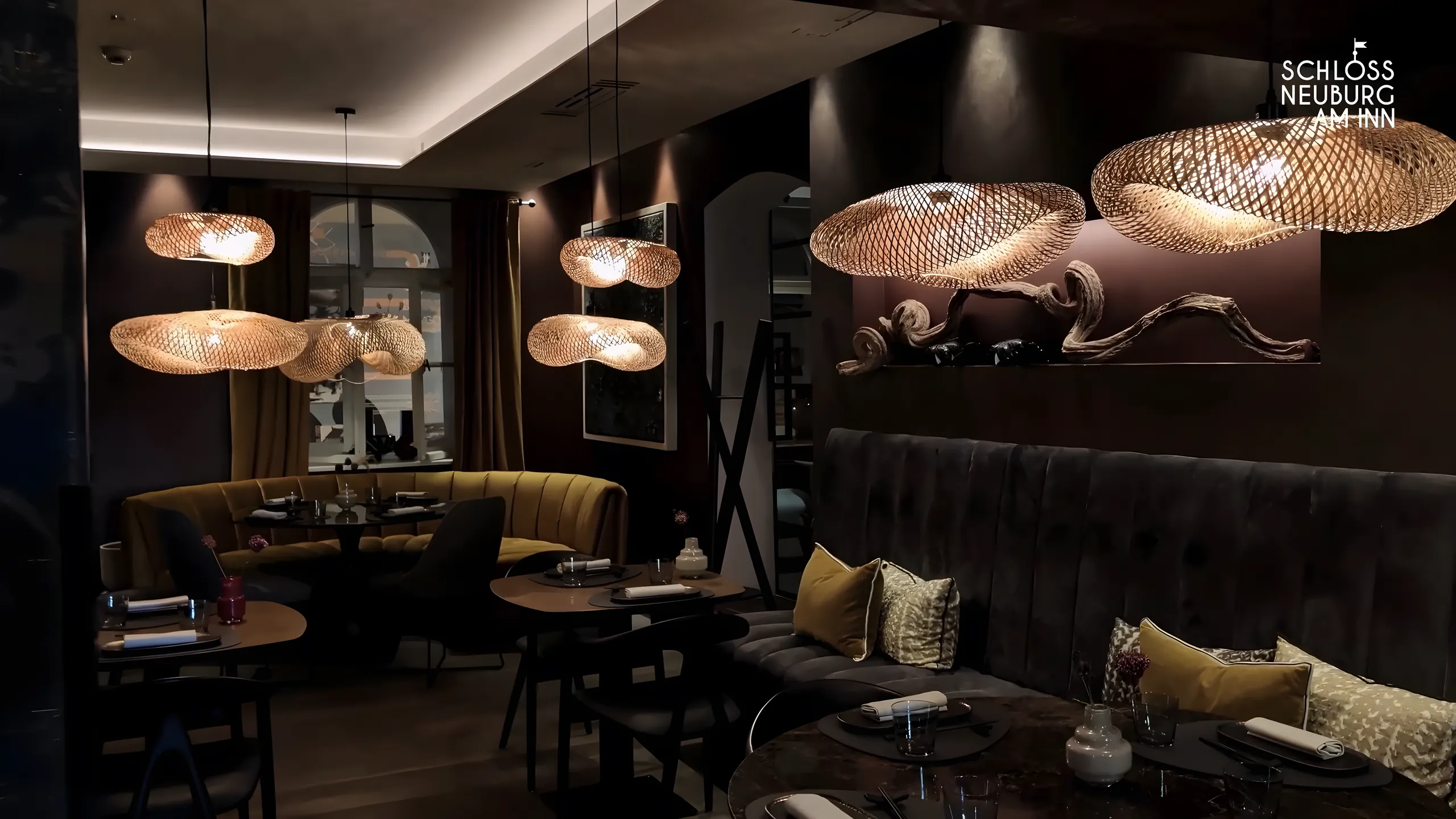 Restaurant mit geflochtenen Leuchten