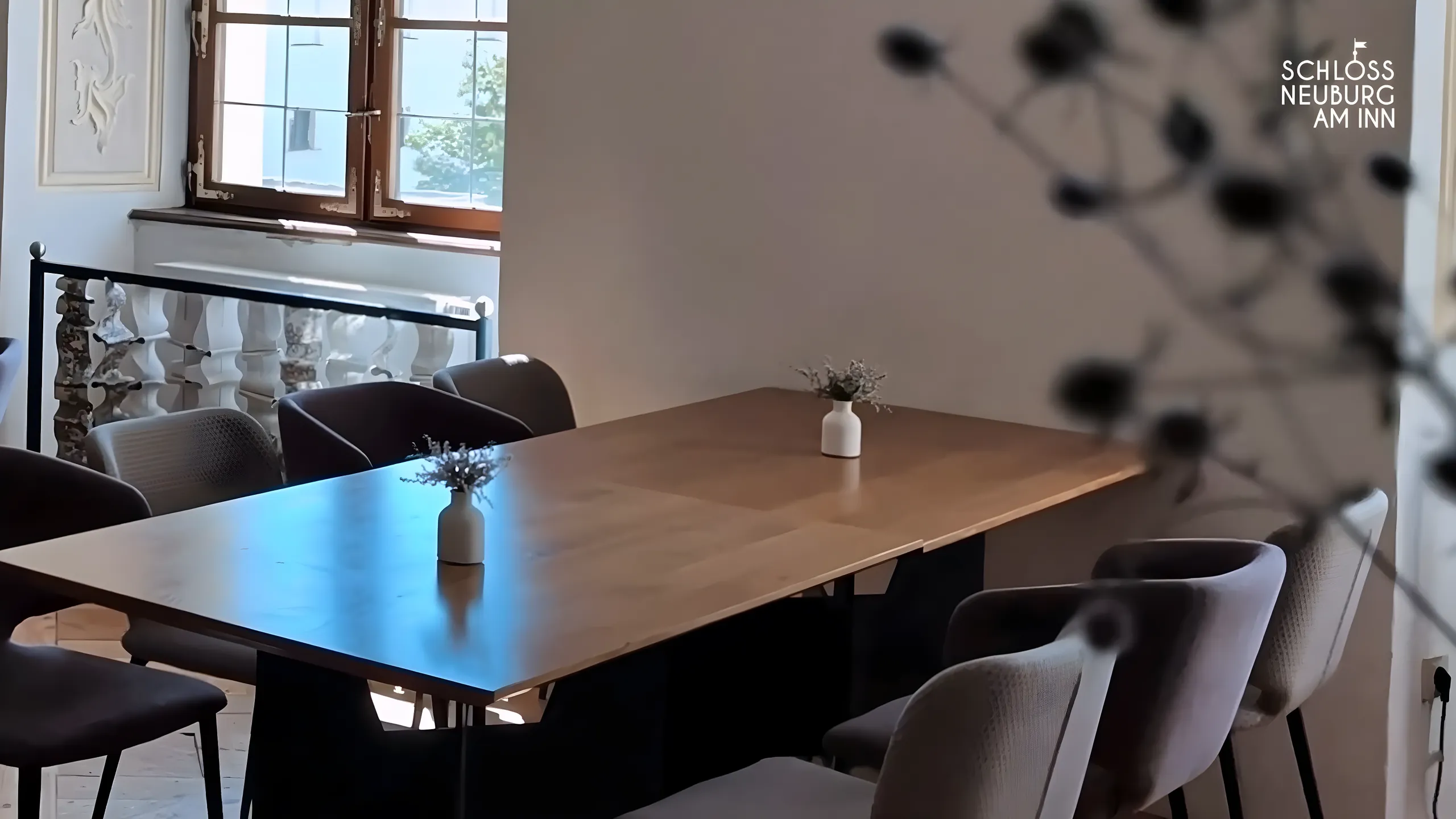 Gastraum mit langem Holztisch