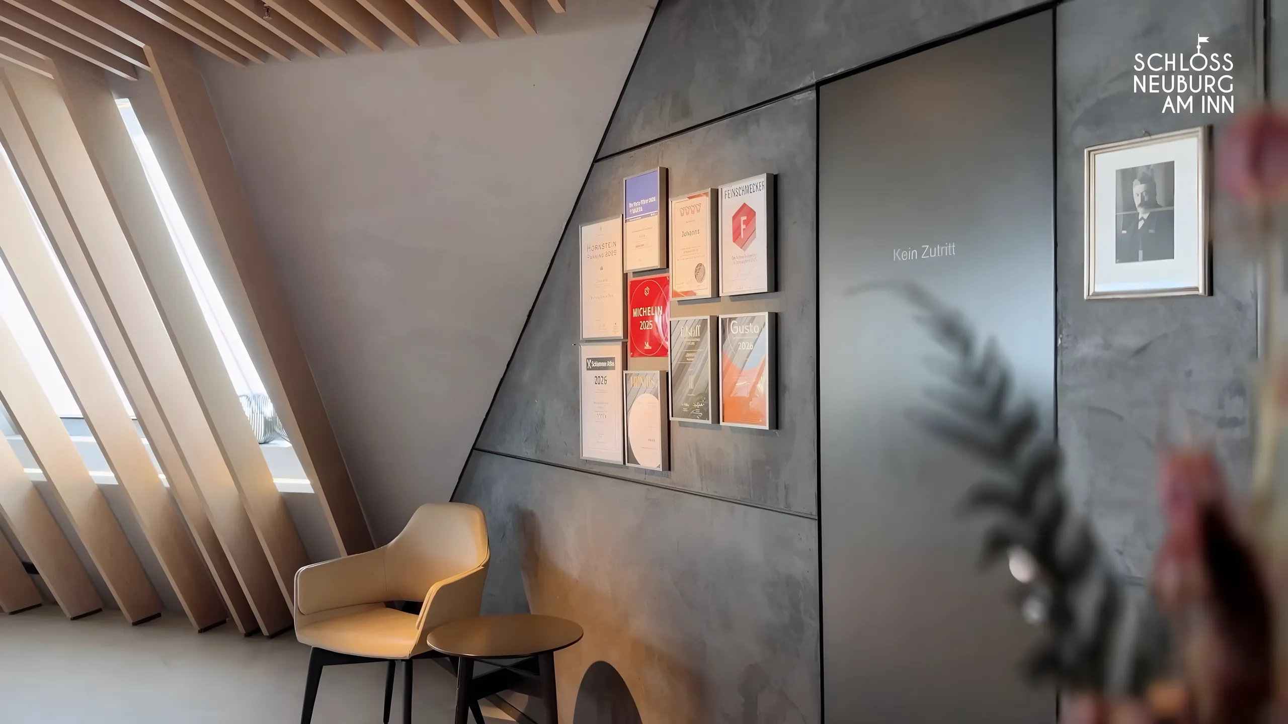 Lounge mit Bildern an der Wand
