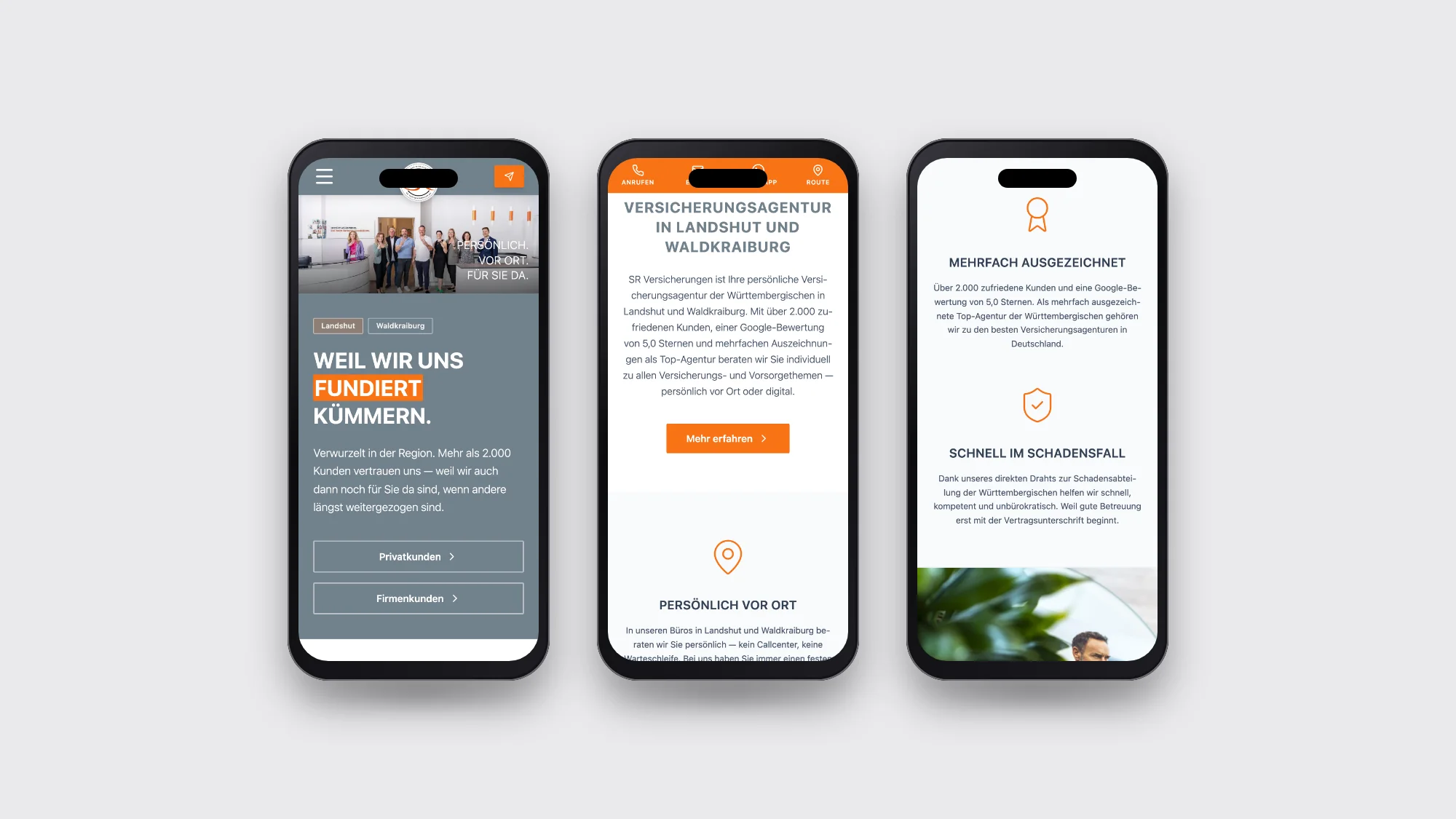 Drei Seiten der Website von SR Versicherungen auf Smartphones nebeneinander